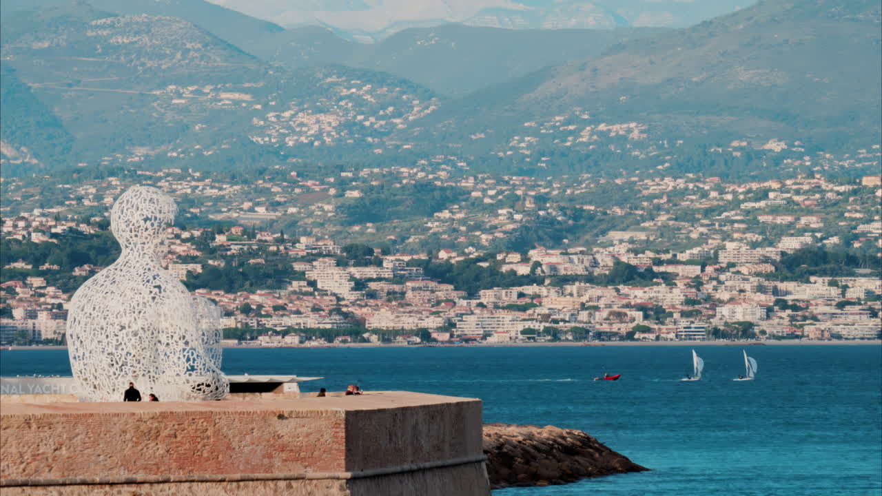 Antibes, Francia - 1° novembre 2024: la scultura Le Nomade di Jaume Plensa in cima a un forte restaurato sul lungomare