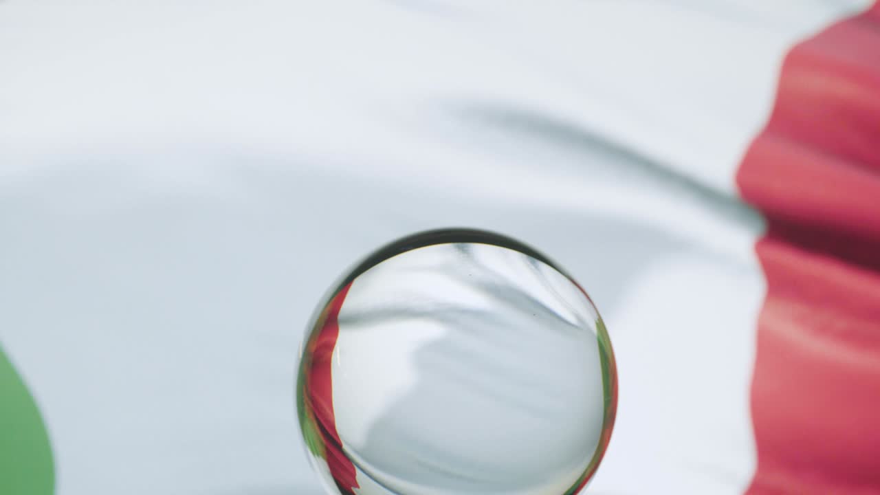 이탈리아 발은 4k에서 파란 하늘을 향해 흔들리고 있습니다.