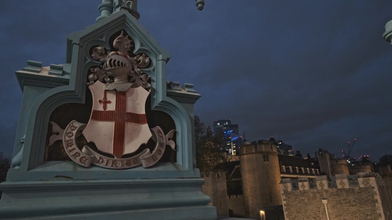 Stemma della City di Londra con la Torre di Londra e il centro città sullo sfondo.