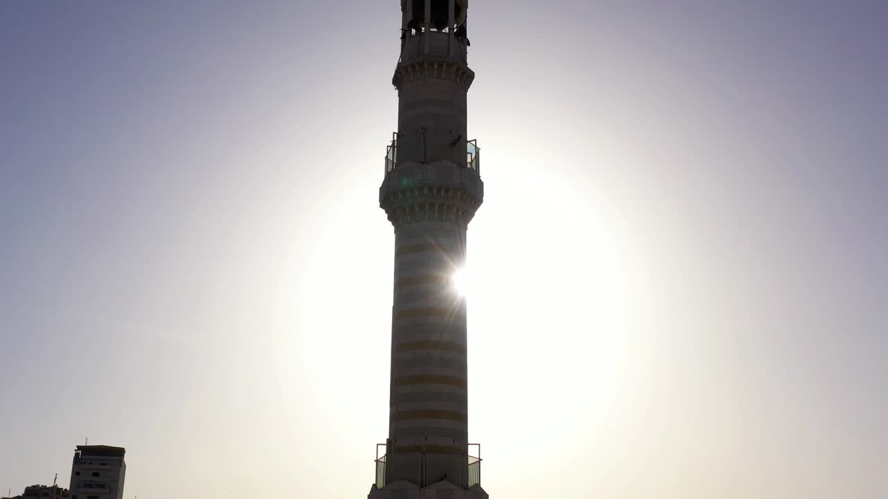 minarete de la torre de la mezquita en el campamento de refugiados de anata, en el cielo azul de jerusalén-aérea