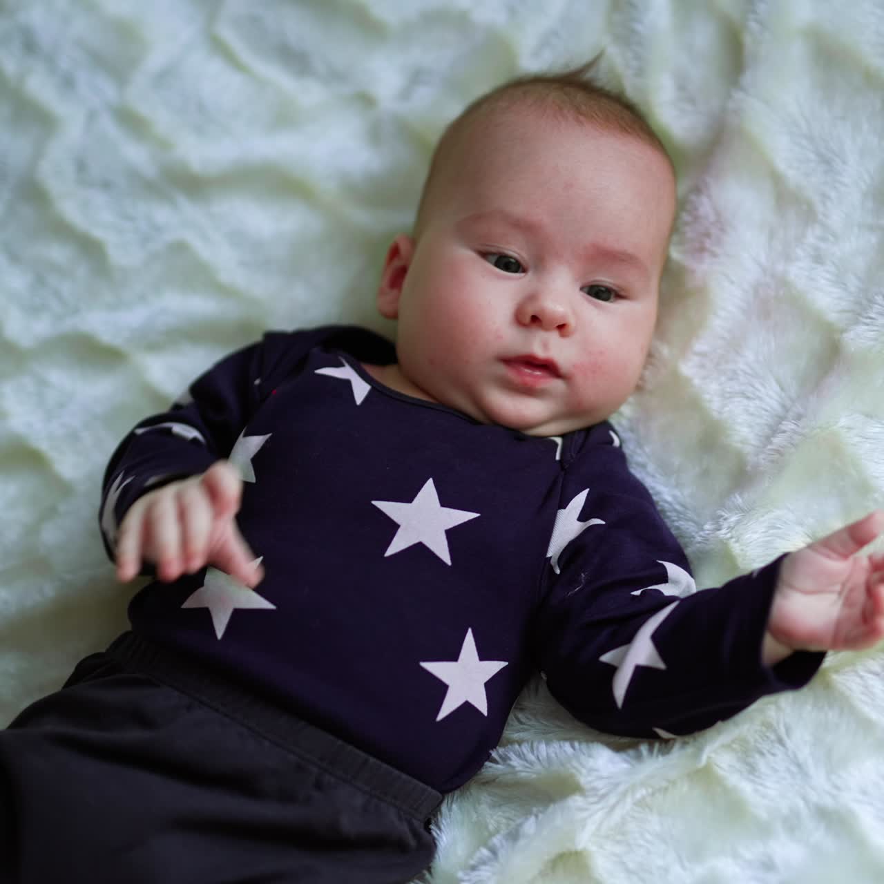 Ibu bermain dengan bayi laki-lakinya. Ibu penyayang menyentuh perut putranya sambil menggoyangkannya dengan lembut. Tampak atas. Latar belakang putih