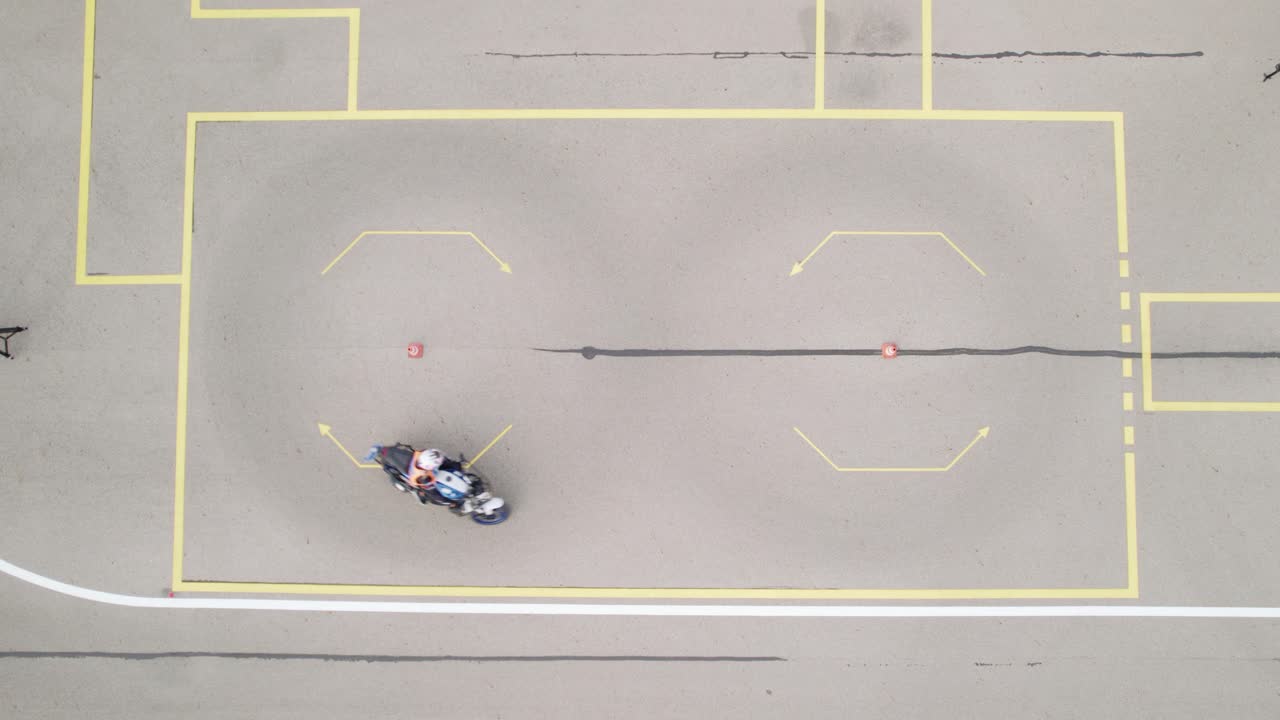 오토바이 라이더가 8개를 운전하는 모습