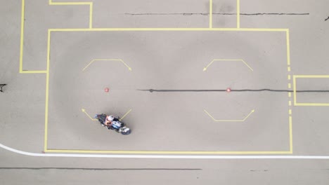 vista de pájaro de una motocicleta que conduce una figura de ocho