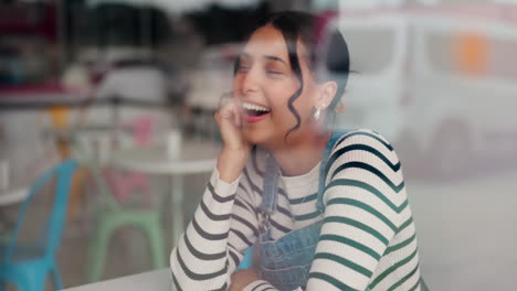 Lachen,-Gespräche-Und-Freundinnen-In-Einem-Café