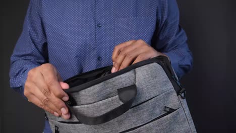 hombre con una bolsa de portátil
