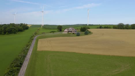 Ländliches-Bauernhaus-Auf-Einem-Hügel-Im-Mittleren-Westen-Amerikas---Umlaufende-Luftaufnahme