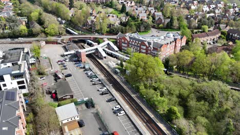 Zug-Kommt-Am-Bahnhof-Virginia-Water-An,-Surrey,-Großbritannien,-Drohne,-Luftaufnahme