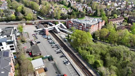 el tren llega a la estación de tren de virginia water en surrey, reino unido.