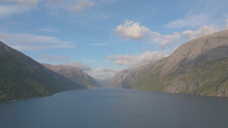 Drohne.-Schuss-Vom-Lysefjord-In-Norwegen-Nach-Rechts-Schwenkend