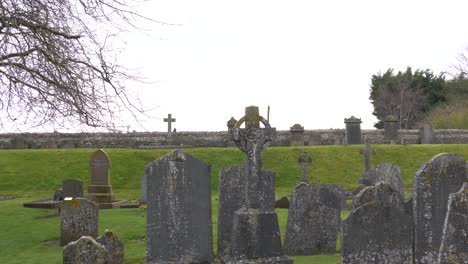 lápidas cubiertas de musgo en el cementerio histórico en el condado de kilkenny, irlanda