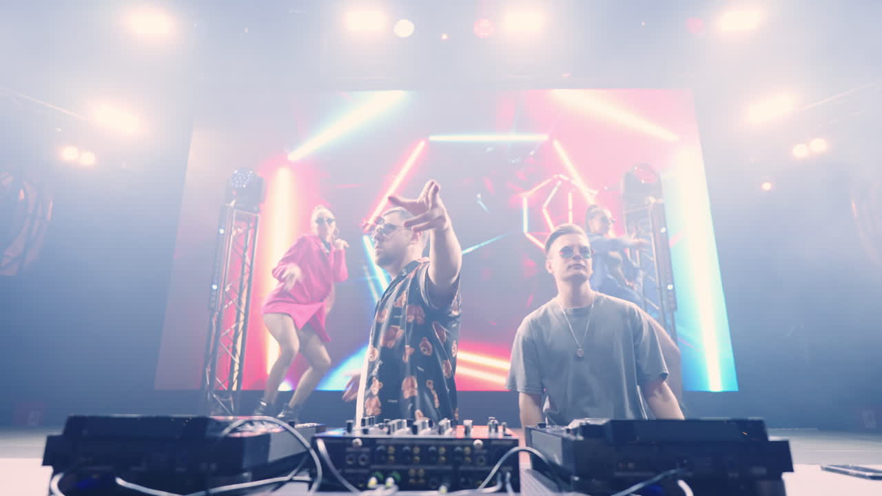 나이트클럽 에서 음악 을 연주 하는 DJ