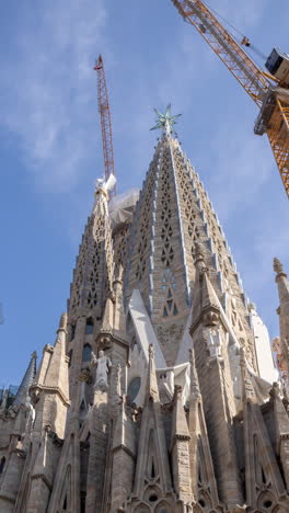 el colapso de la catedral de la sagrada familia en barcelona en vertical