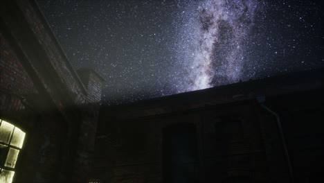 estrellas de la vía láctea por encima de la vieja fatory abandonada