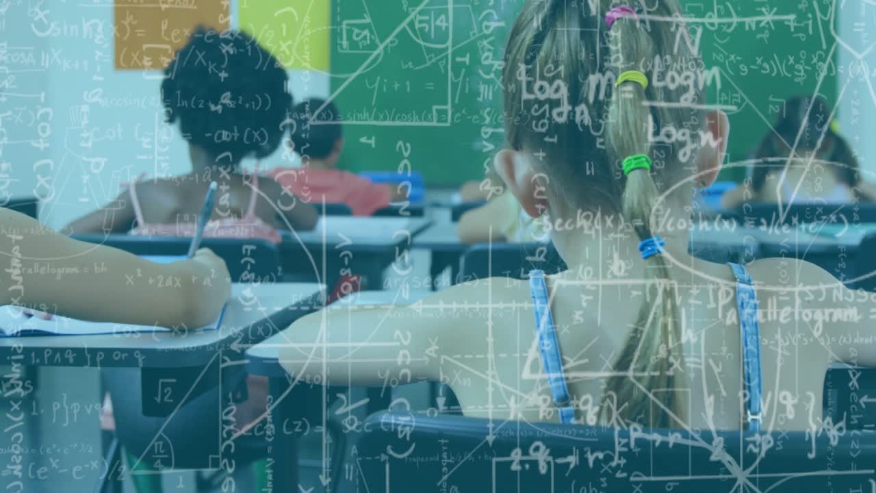 Mädchen mit Zöpfen breitet die Arme aus, dreht sich nach der Schicht zur Kamera, bemerkt die Kamera, mit Mathematik-Overlay über dem Unterricht