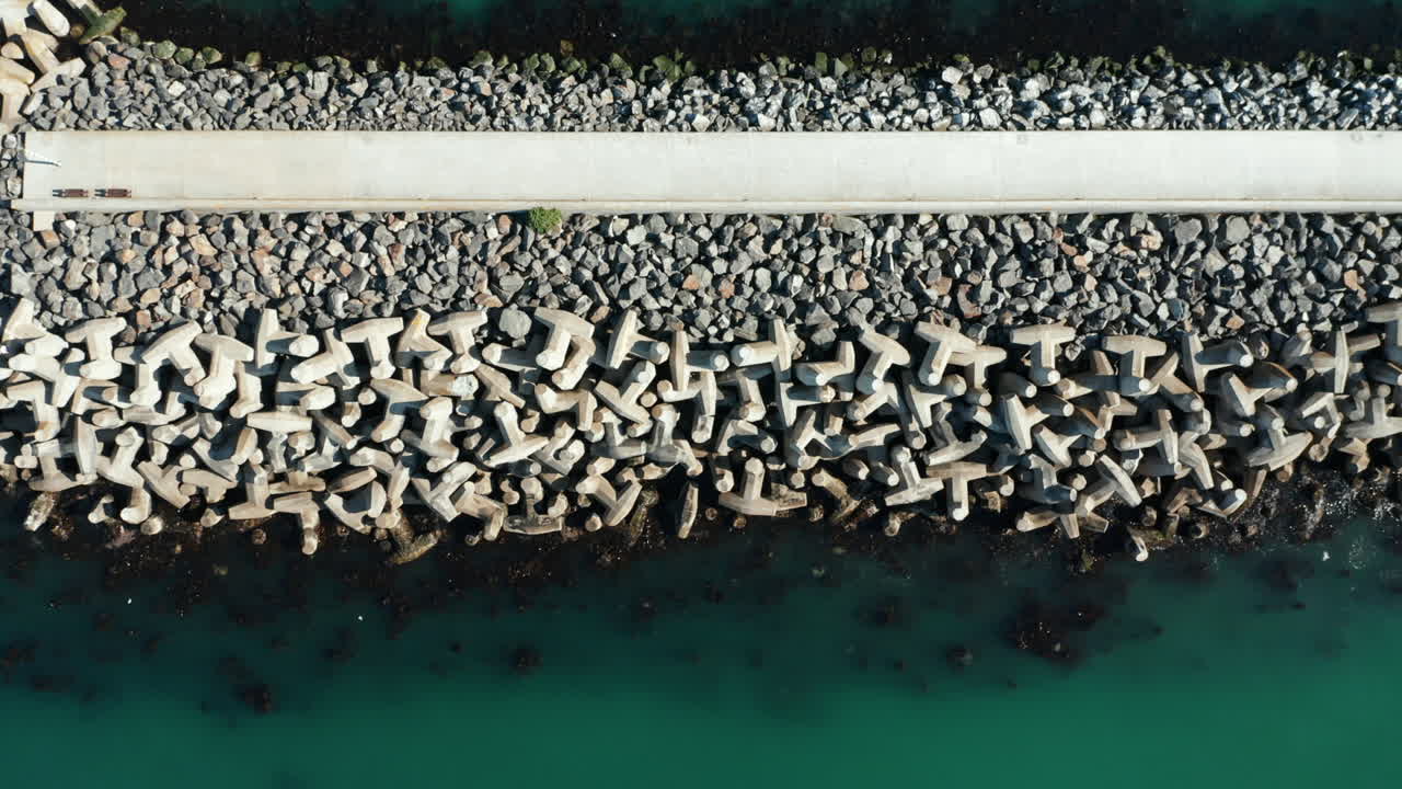 남아프리카 케이프 타운의 항구에 콘크리트 테트라포드 모양의 바위로 지어진 마운드 방파제