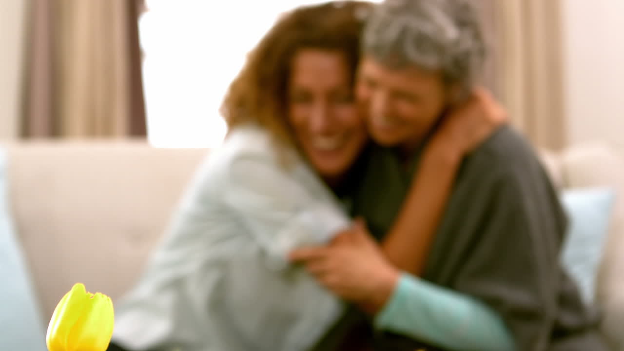 amigos abrazándose mientras están sentados