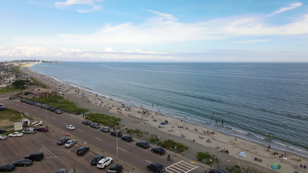 여름 방학 동안 바쁜 도시 해변의 공중 촬영