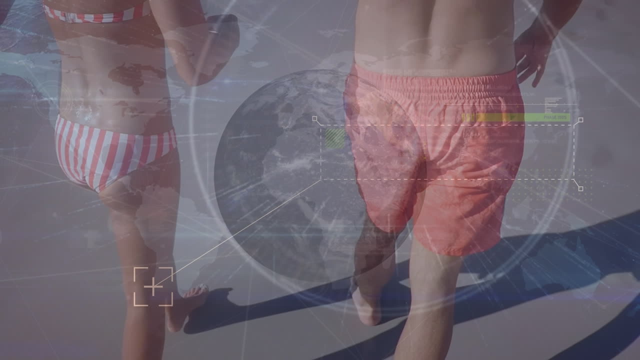 animación del globo, mapa del mundo, procesamiento de datos contra una pareja caucásica caminando por la playa
