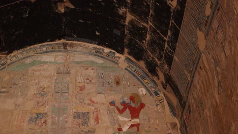 jeroglíficos coloridos bordean la pared de antiguos templos y tumbas en el valle de los reyes y el templo de hatshepsut