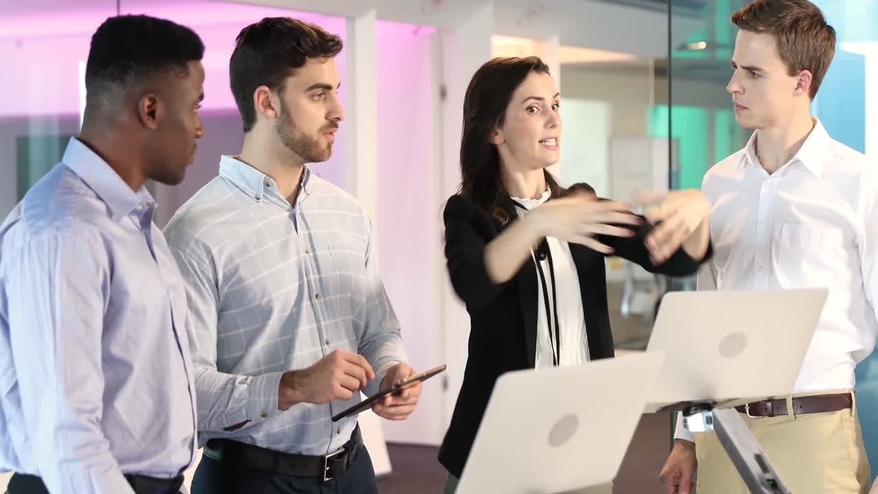 colegas de negocios discutiendo sobre una computadora portátil 4k