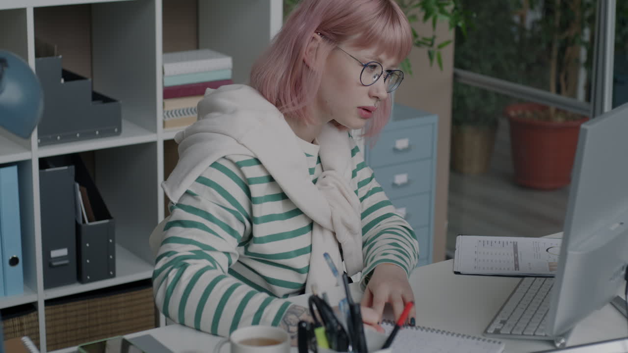 mujer que trabaja en una oficina