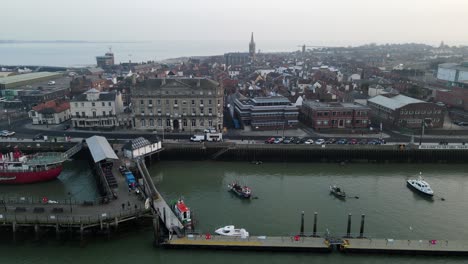 Harwich-Waterfront-Lighthouse-Ship-Festgemachte-Drohnenaufnahmen