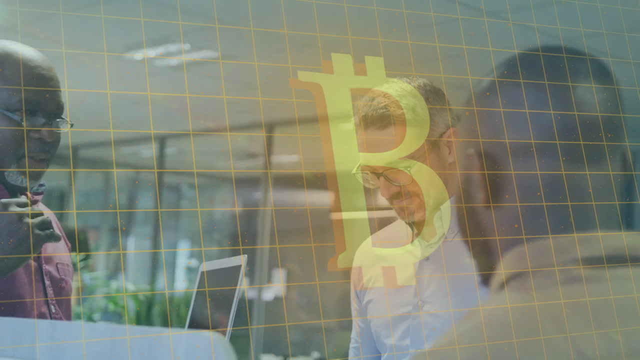 animación del símbolo de bitcoin y procesamiento de datos sobre diversas personas de negocios en la oficina