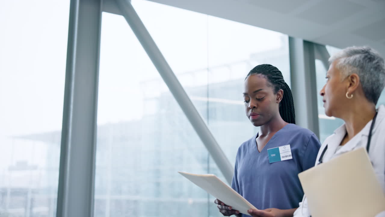 Medico, documenti, infermiera che cammina