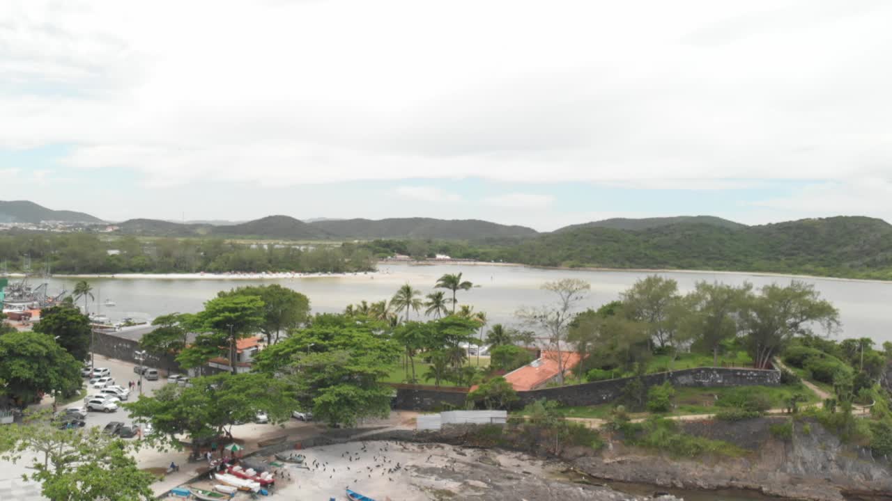 vuelo aereo desde el pueblo costero