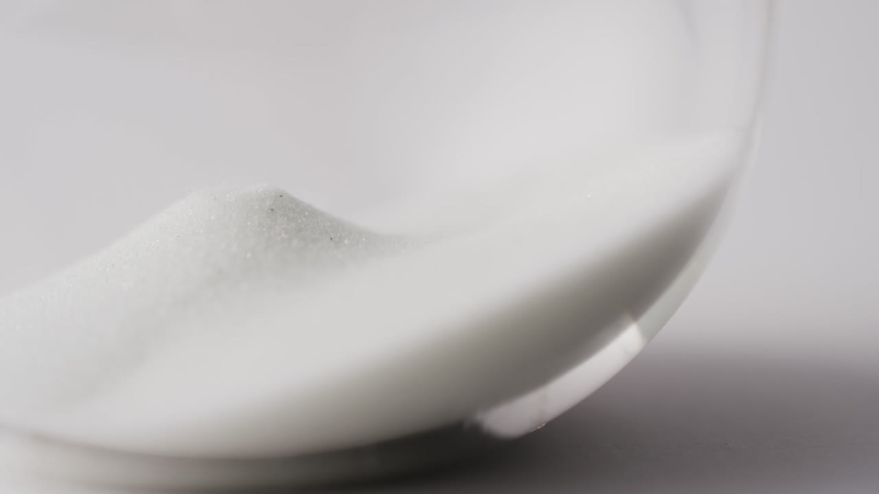 모래 를  ⁇ 는 모래 시계 의 클로즈업 영상,  ⁇  배경 에 있는 공간 을 복사