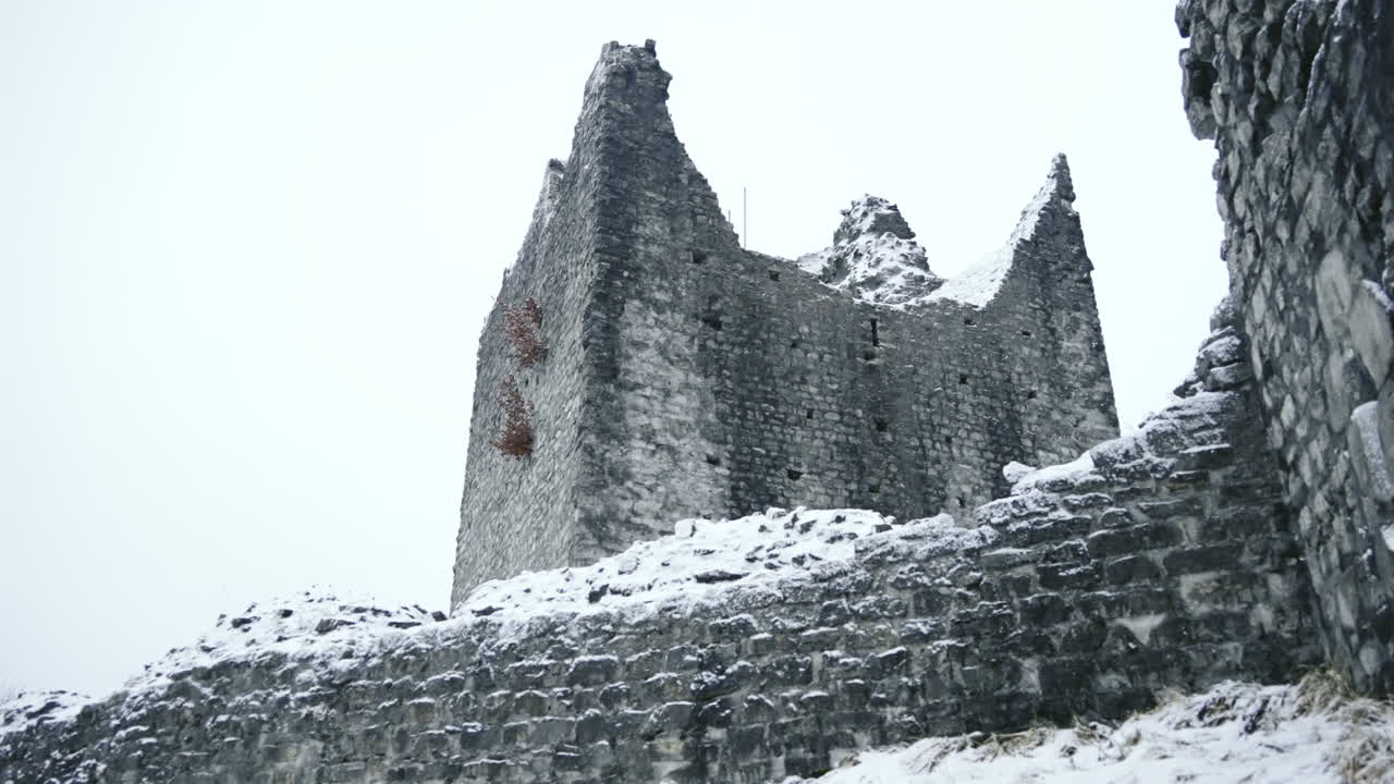 castillo en ruinas en la niebla blanca de invierno