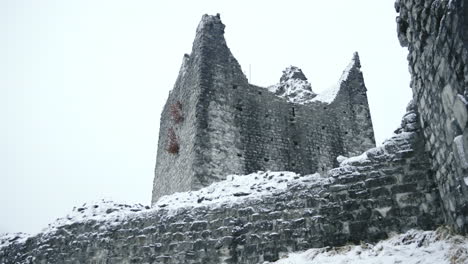 Burgruine-Im-Weißen-Winternebel