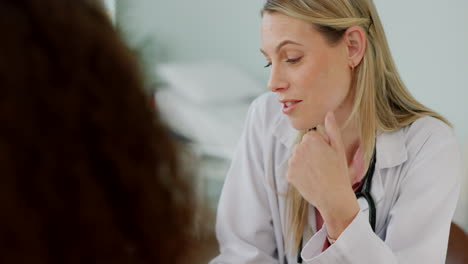 médico, paciente y tabletas resultados de una atención médica