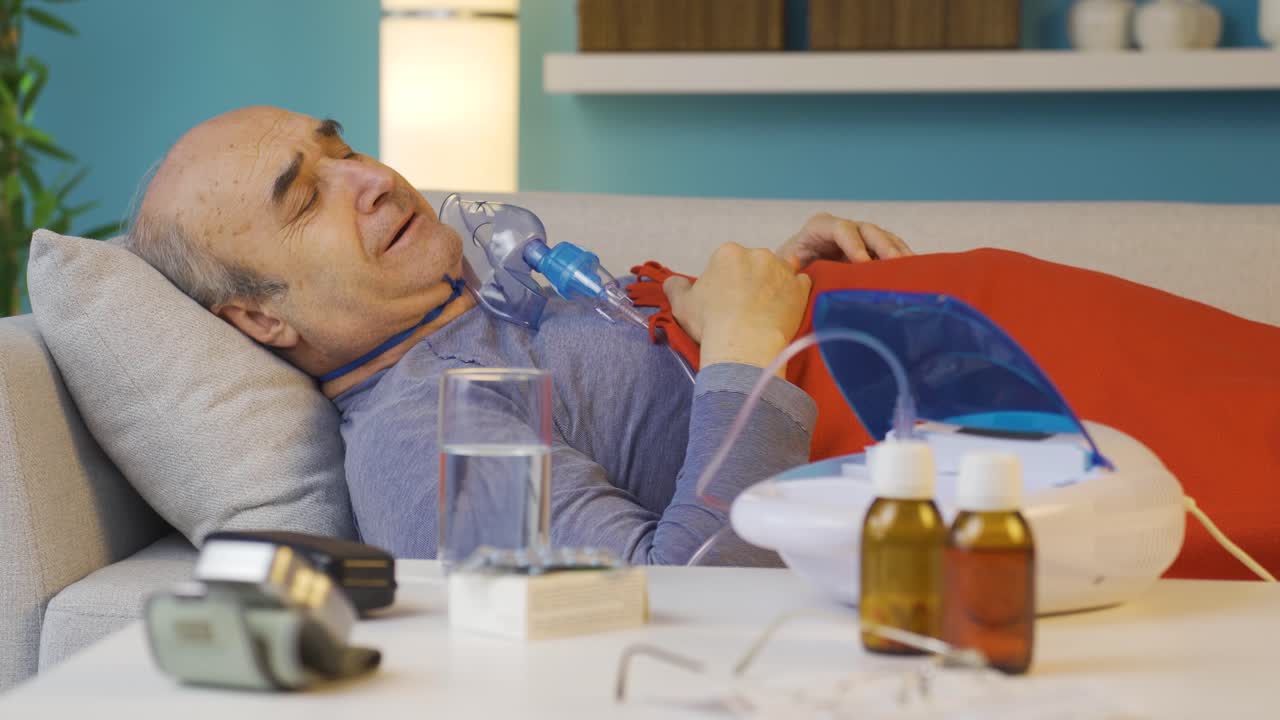L'anziano malato è solo e piange. Collegato al respiratore.