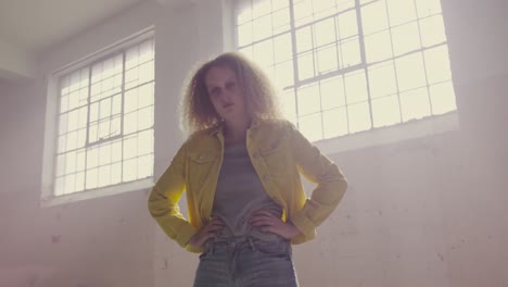 mujer joven de moda en un almacén abandonado