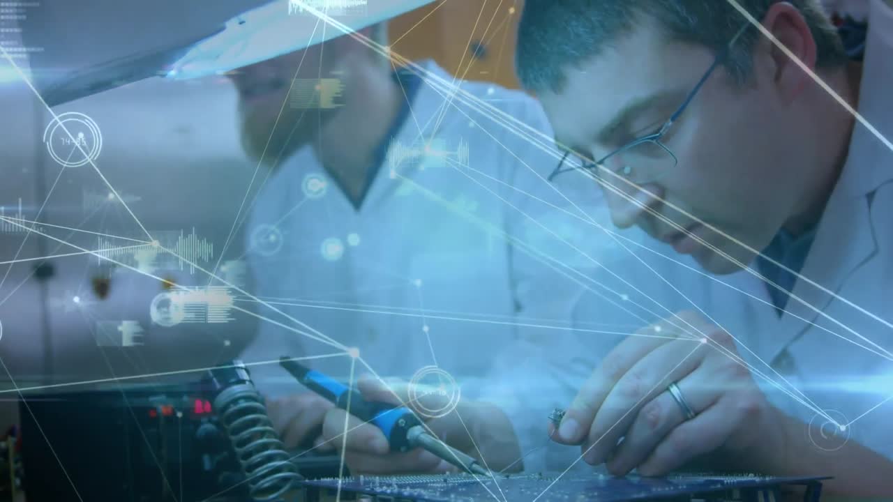 animación de la red de conexiones sobre hombres caucásicos reparando hardware de computadora