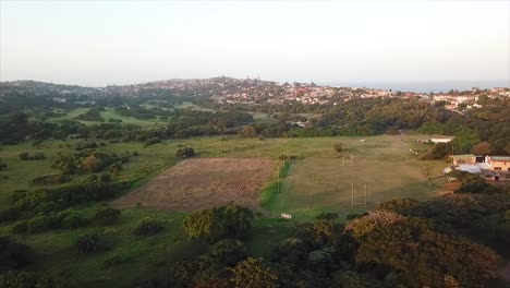 Drone-Moviéndose-Sobre-Un-Campo-De-Rugby-En-El-Acantilado-Arlequines-De-Durban