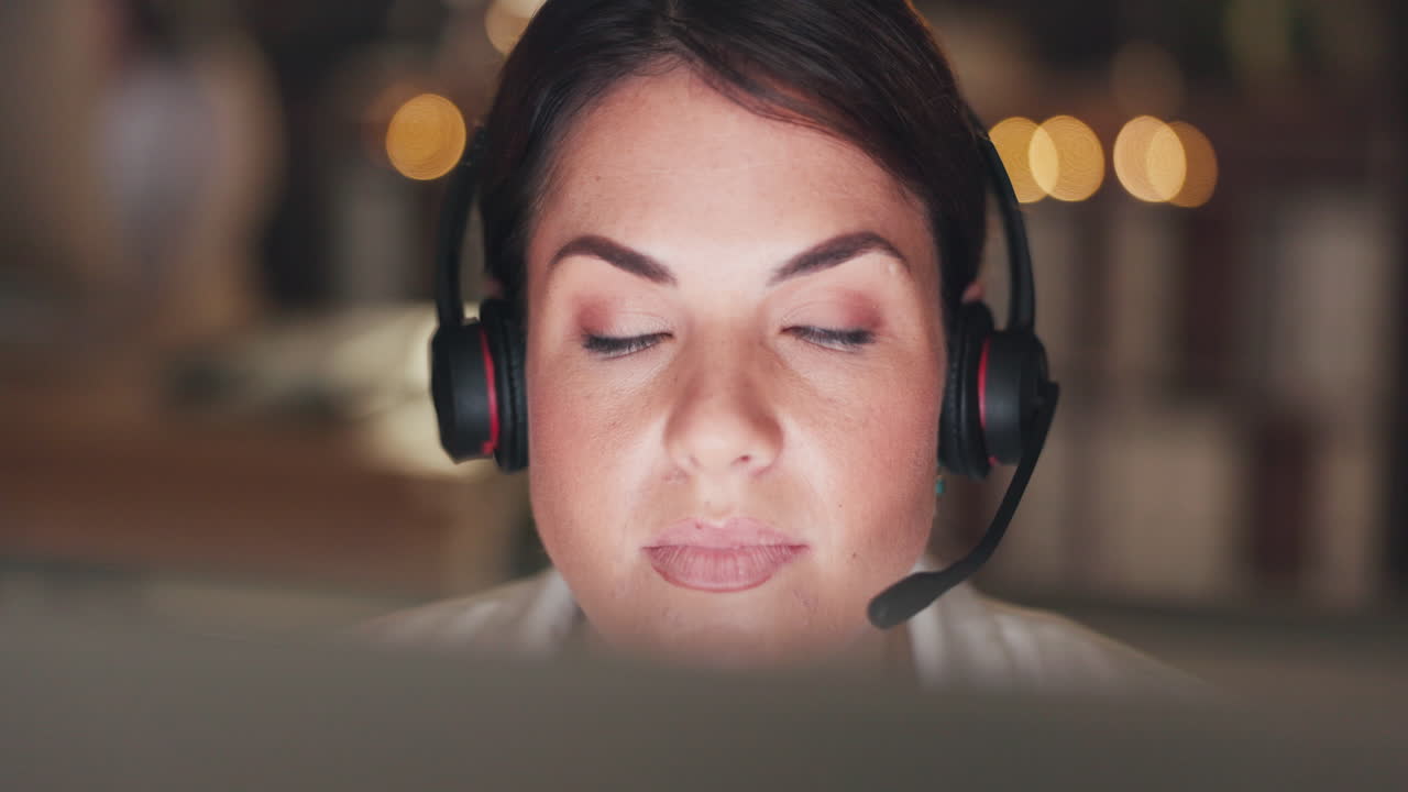 Call center, computer o volto di donna che legge