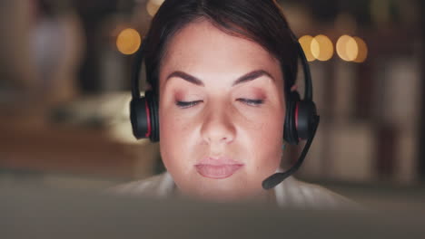 centro de llamadas, computadora o cara de mujer leyendo