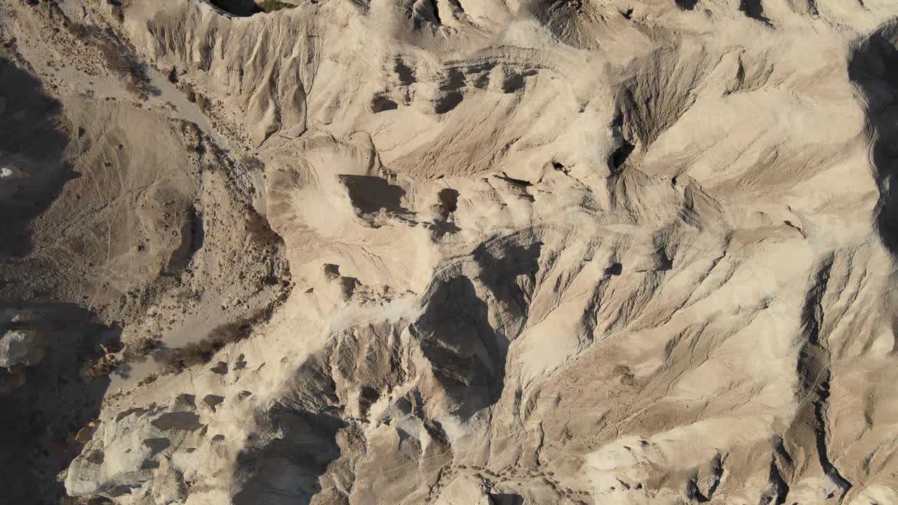 mavic air 2 por encima de las montañas del desierto