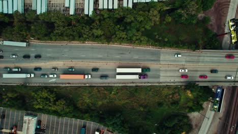 una vista de pájaro captura una bulliciosa autopista, revelando el pulso del transporte urbano