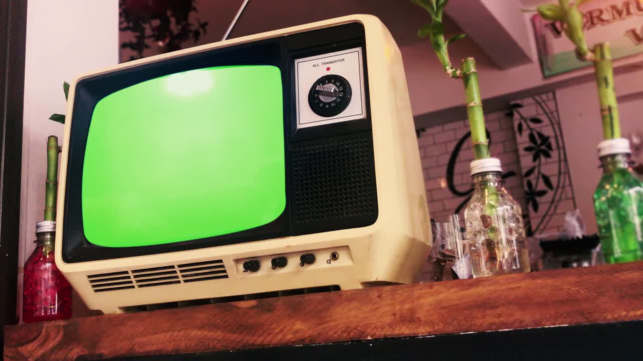 녹색 스크린의 오래된 텔레비전, 클로즈업,, 4k 해상도.