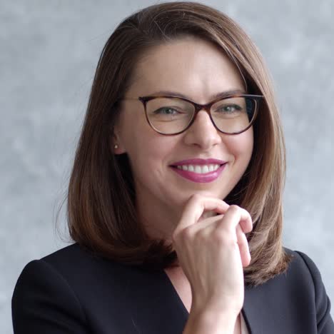 Portrait-of-young-business-woman-isolated-on-gray