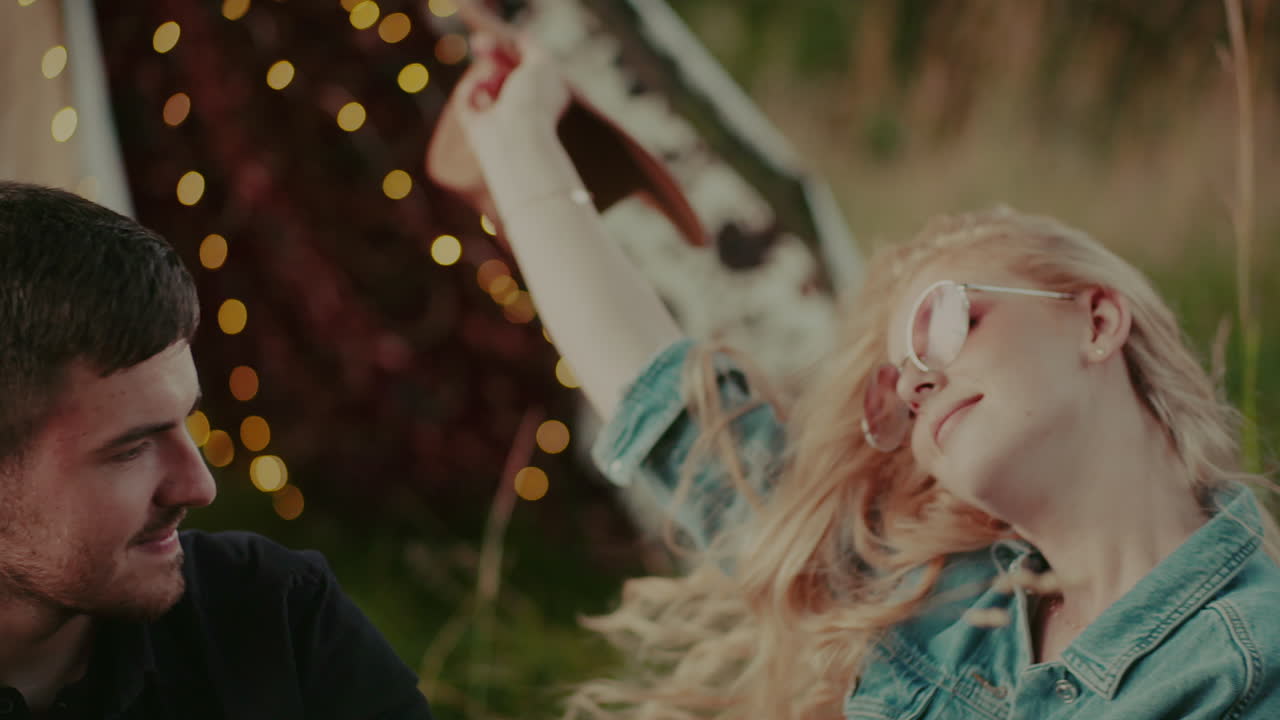 pareja rústica moderna riendo y sonriendo mientras se abraza al aire libre 9