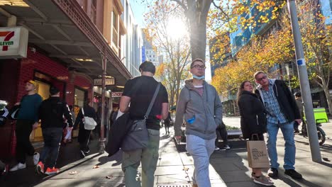 personas caminando e interactuando en la ciudad de melbourne