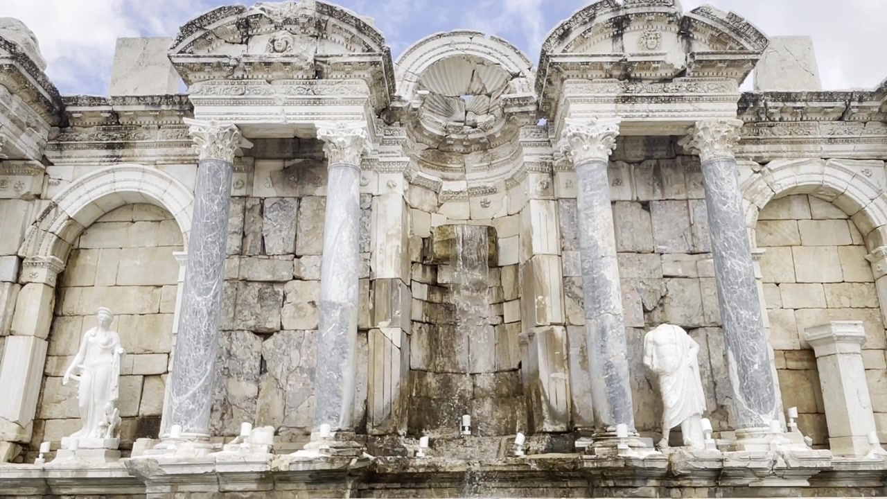 Grande Ninfeo Antonino, fontana monumentale con sculture ornate nell'antica città di Sagalassos, Turchia. Patrimonio romano