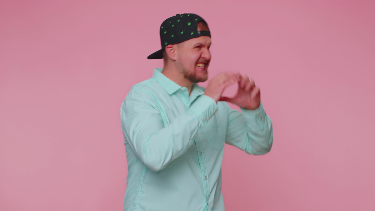 hombre expresivo sosteniendo las manos cerca de la boca gritando en voz alta, gritando, gritando anuncia descuentos venta