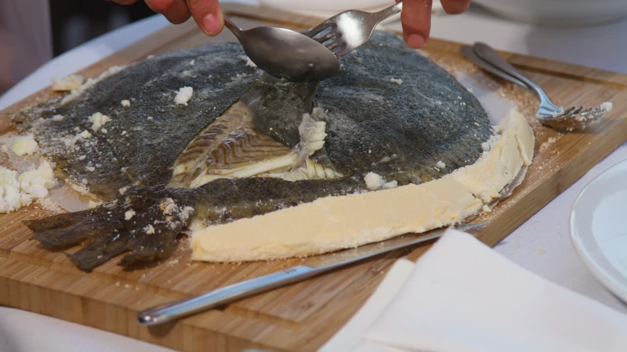 Delizioso pesce al forno servito al ristorante
