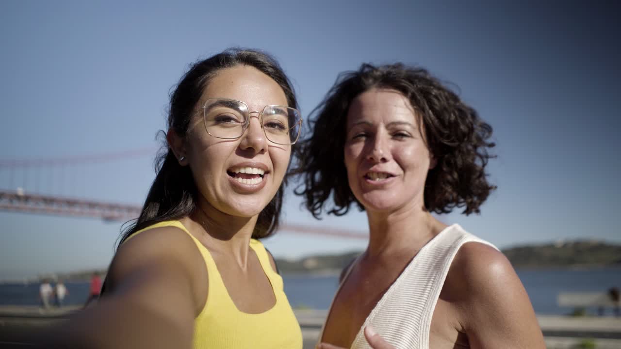 mujeres jóvenes durante una videollamada
