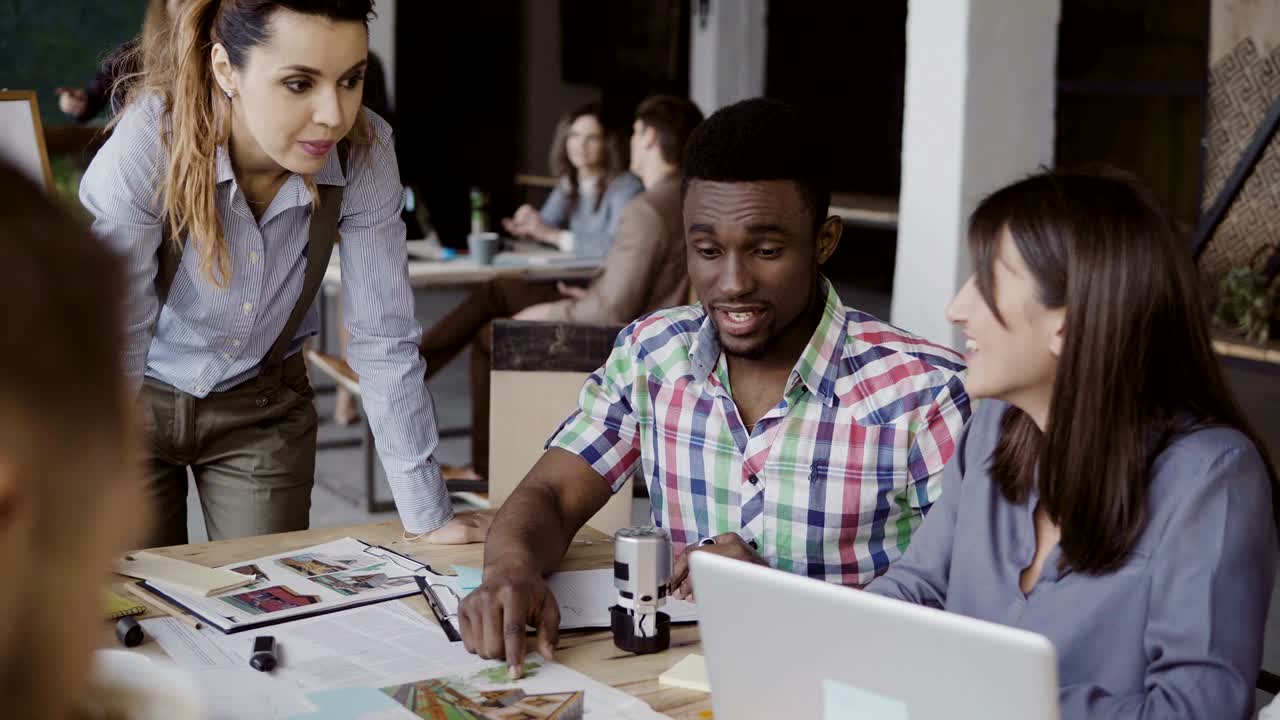 joven equipo de negocios que trabaja en la oficina. grupo de personas de raza mixta discutiendo el diseño arquitectónico para la casa juntos